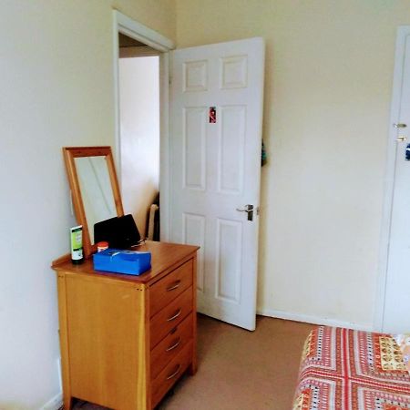 Comfortable Double Bedroom In London Hornchurch Bagian luar foto