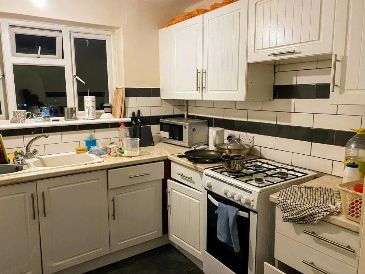 Comfortable Double Bedroom In London Hornchurch Bagian luar foto